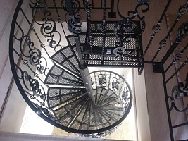 Винтовая металлическая лестница в Дарне